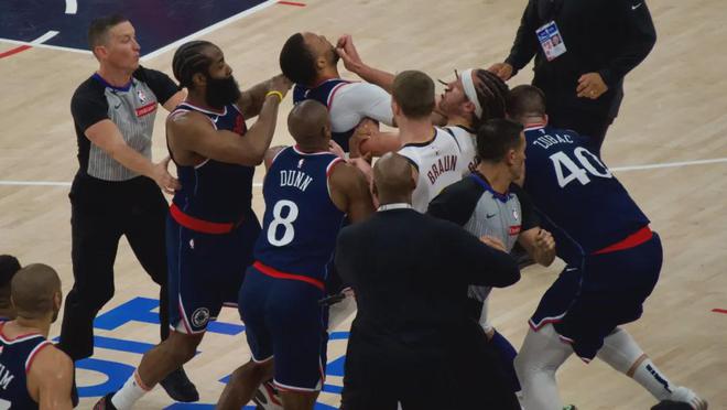 骑士124-87热火：系列赛3-0领先，杰罗姆闪耀成奇兵