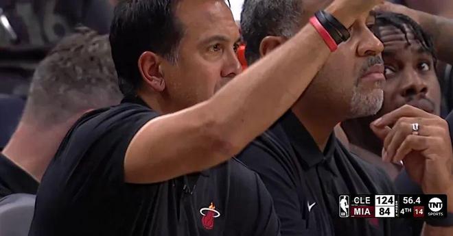骑士124-87热火：系列赛3-0领先，杰罗姆闪耀成奇兵
