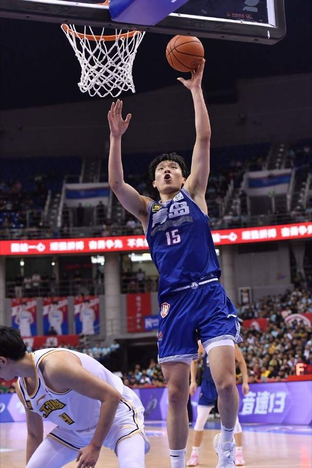 19岁青岛男篮中锋杨瀚森结束CBA征程，剑指2025年NBA选秀