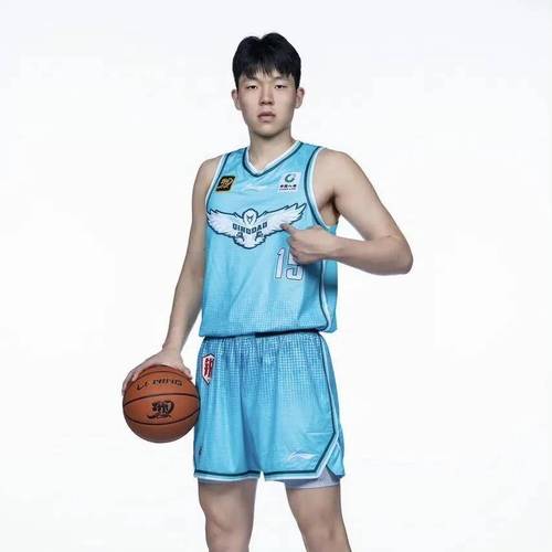 19岁青岛男篮中锋杨瀚森结束CBA征程，剑指2025年NBA选秀