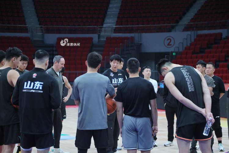 CBA诸强激战季后赛，山东高速男篮因管理层迷操作成冤种俱乐部