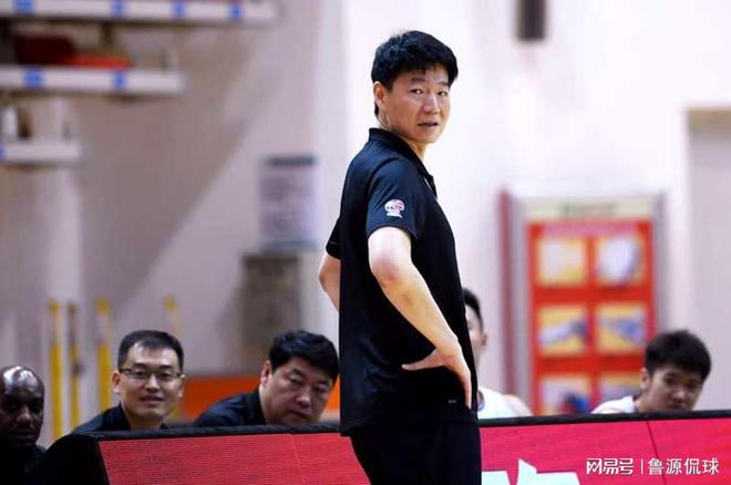 CBA诸强激战季后赛，山东高速男篮因管理层迷操作成冤种俱乐部