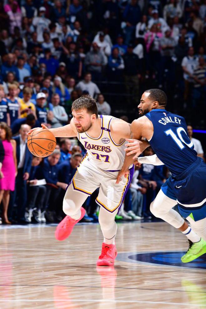 4月28日NBA季后赛首轮G4：森林狼116-113战胜湖人夺赛点