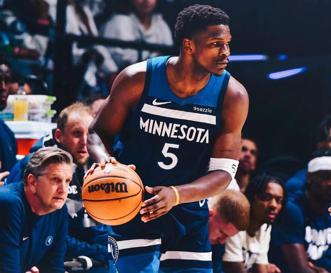 NBA 西部争六大战：森林狼爱德华兹率队险胜湖人占先机