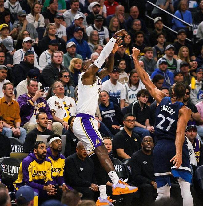 NBA季后赛首轮：森林狼与湖人激战，前三场2-1领先第四战险胜