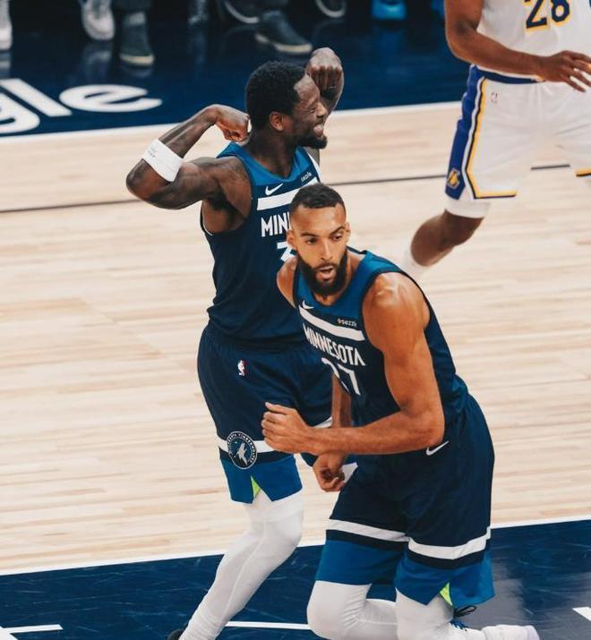 4月28日NBA季后赛首轮：森林狼主场116-113胜湖人3-1拿赛点