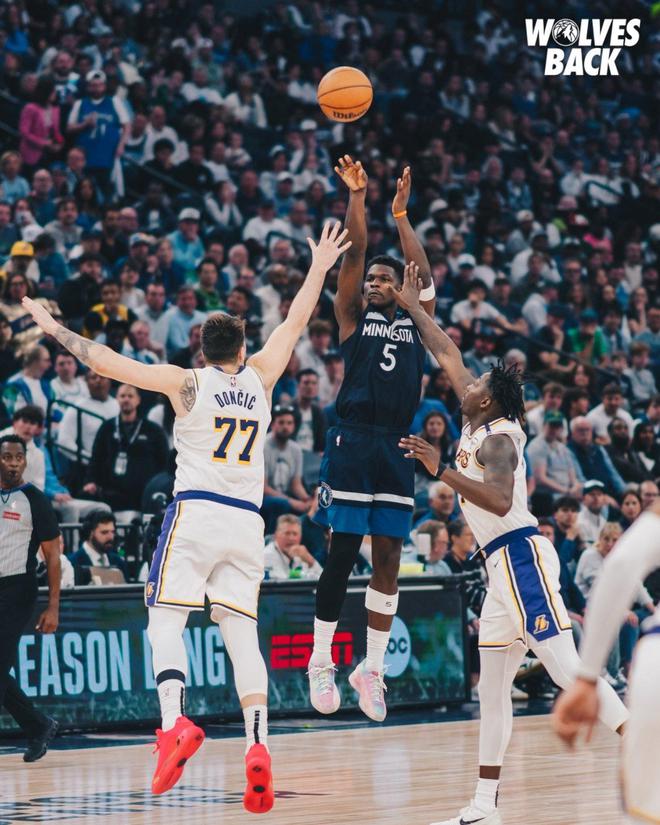 NBA季后赛湖人VS森林狼G4激战，紫金军团客场力争扳平比分