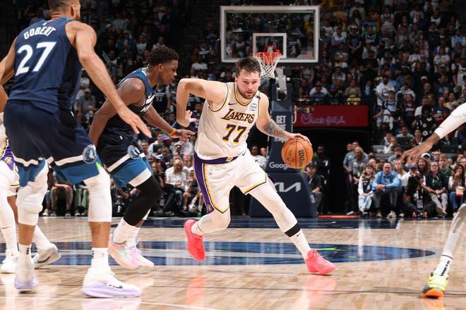 NBA季后赛湖人VS森林狼G4激战，紫金军团客场力争扳平比分