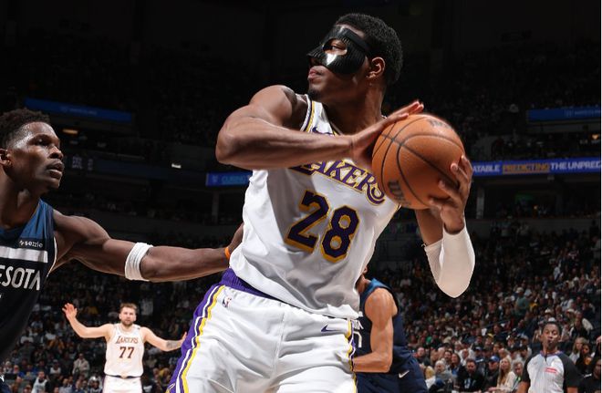 NBA 季后赛森林狼胜湖人获赛点，八村塁表现提升数据亮眼