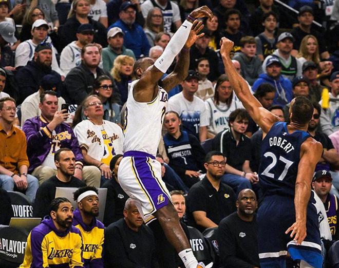 4月28日NBA季后赛西部首轮第四回合：湖人1-3落后命悬一线