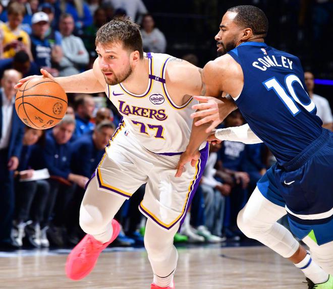 4月28日NBA季后赛西部首轮第四回合：湖人1-3落后命悬一线